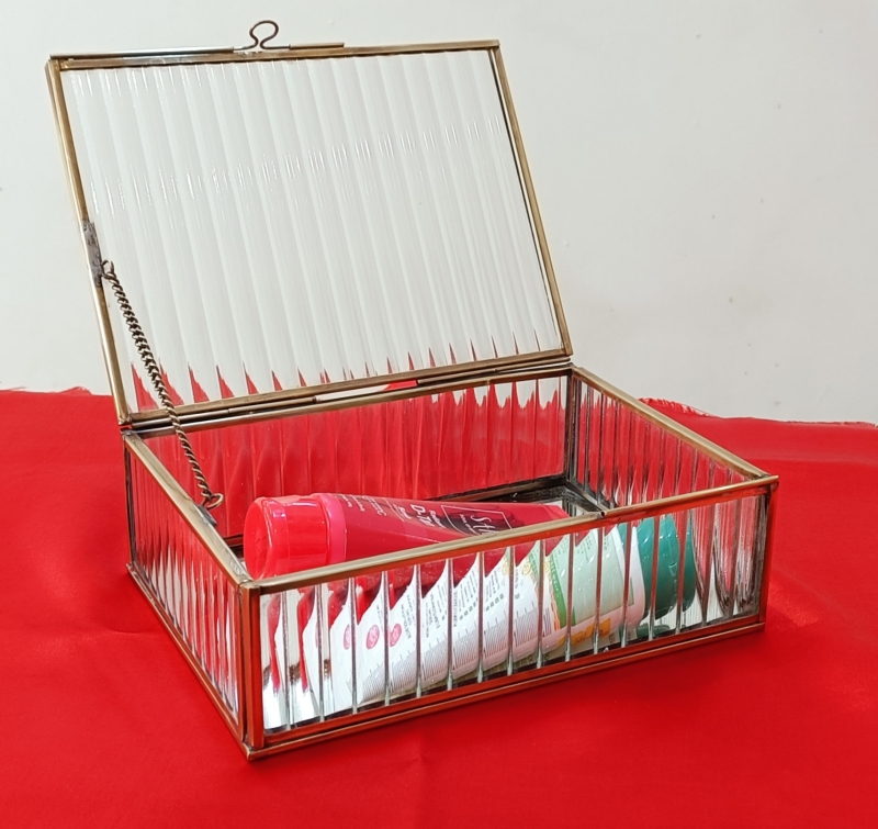 <span style="margin: 0px 0px 5px 0px; font-weight: 600; color:#81655d;">Item #: 230503</span><br />Glass Box